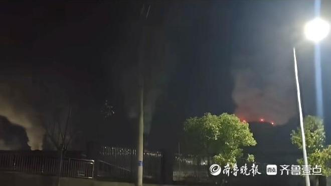 湖南怀化一造纸厂冒出大量烟雾臭气市民吐槽像大粪！官方通报